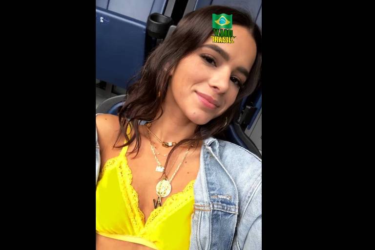 Bruna Marquezine escolheu um top amarelo para torcer pelo Brasil