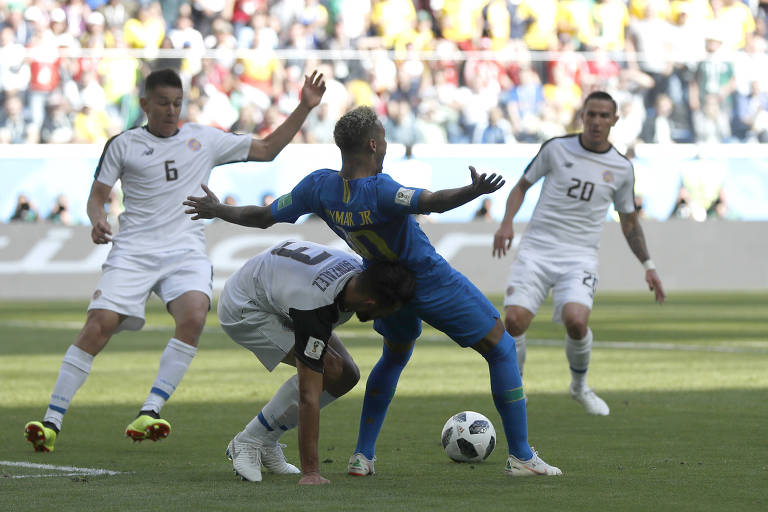 Queda de Neymar, que gerou um pênalti anulado pelo VAR, em partida contra Costa Rica