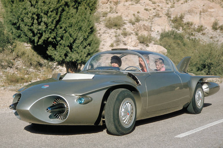 1956 - A Chevrolet apresenta o carro conceito com cara de foguete Firebird II que, no futuro, poderia rodar sem motorista