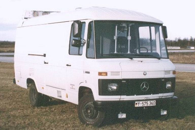 1980 - A Mercedes exibe uma van capaz de rodar sem motorista. O espaço de carga é tomado por equipamentos e fios