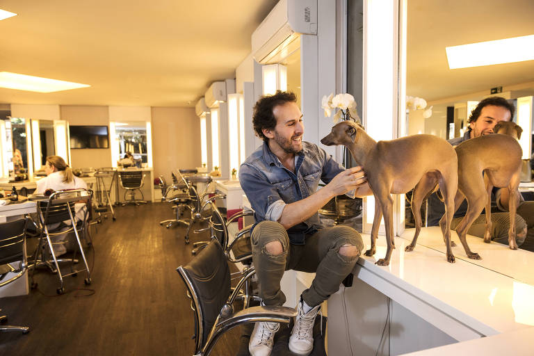 Marcos Proena e a cadelinha Bionda no salo do cabeleireiro, no Jardim Paulistano