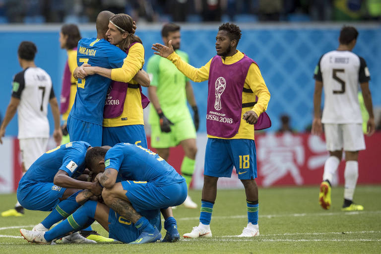 Jogadores da seleção brasileira se abraçam e apoiam Neymar