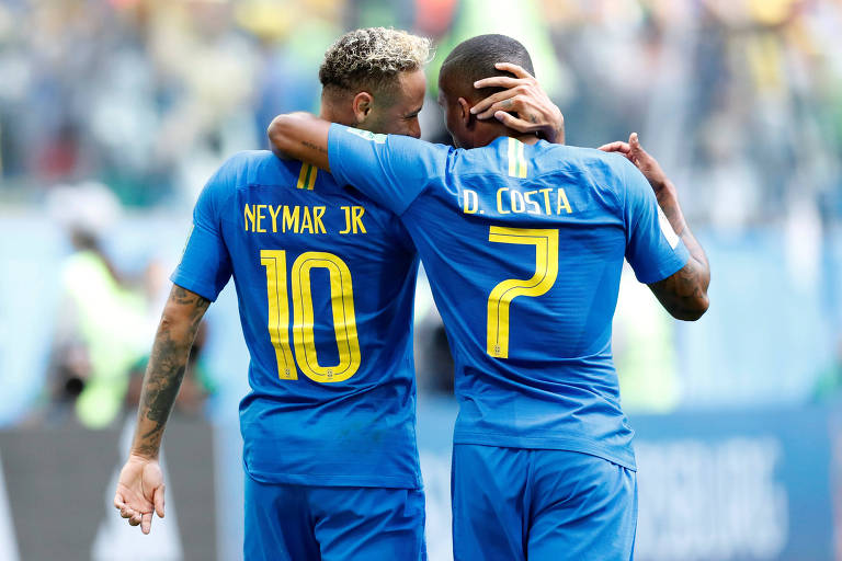 De costas, mostrando a camisa com os nomes dos jogadores, Neymar e Douglas Costa se abraçam