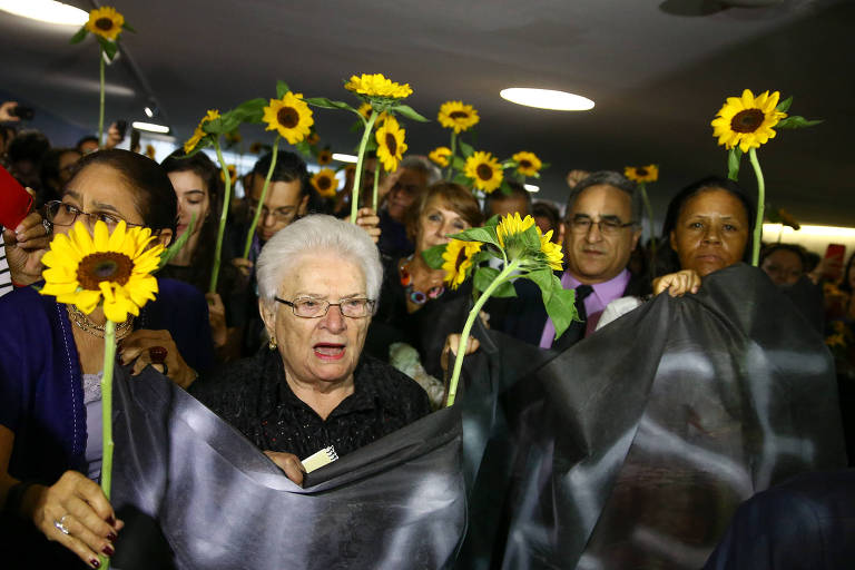 Parlamentares mulheres do PSOL e de partidos de esquerda erguem girassÃ³is em ato na CÃ¢mara dos Deputados, em homenagem a vereadora Marielle Franco, do RJ, que foi assassinada em 14 de marÃ§o de 2018.