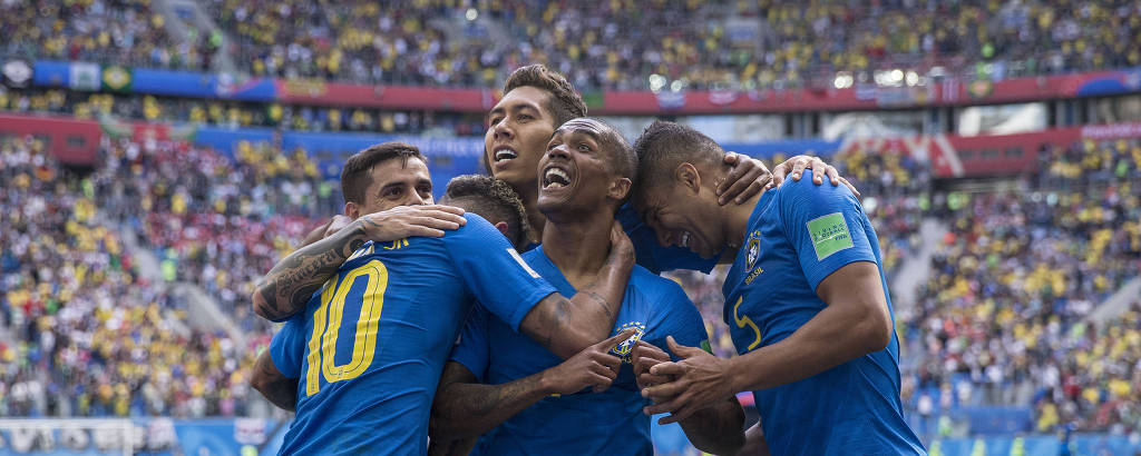 Usando o uniforme azul, Neymar e jogadores se abraçam em comemoração ao segundo gol da partida