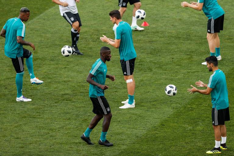 Alemães fazem treino de reconhecimento de gramado em Sochi, na Rússia 