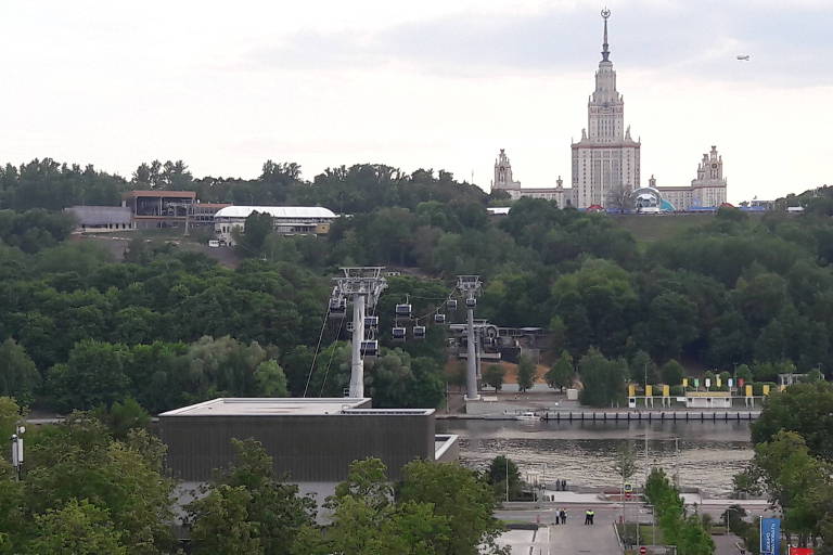 Teleférico que serve ao estádio Lujniki parado durante período da Copa do Mundo