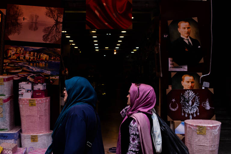 Mulheres muçulmanas em mercado da cidade de Esmirna, a terceira maior da Turquia
