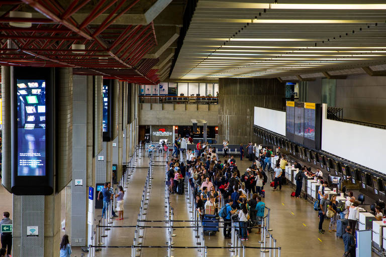 Aeroporto de Guarulhos, em São Paulo; TCU quer verificar se a cobrança em separado de bagagens levou à redução no preço de passagens  