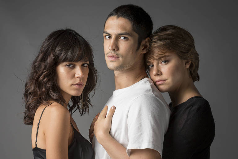 Hermano (Gabriel Leone) vive um triângulo com Valquíria (Carla Salle, à esq.) e Maria (Alice Wegmann) 