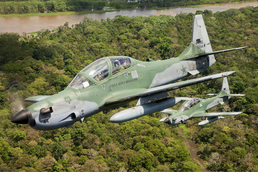 Avião e controle remoto. Avião Tucano da Força Aérea Brasileira