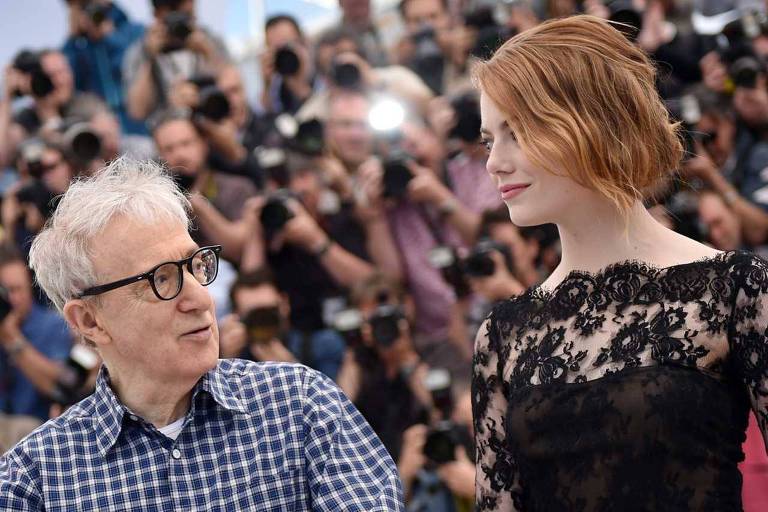 Woody Allen e Emma Stone, uma entre tantas atrizes que estiveram em seus filmes nos últimos anos 
