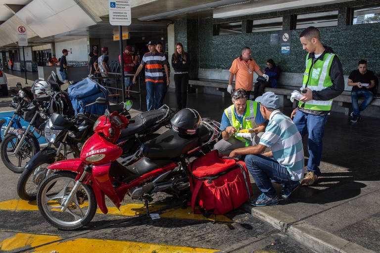 Passageiros, funcionários de lojas e do aeroporto de Cumbica, em Guarulhos, compram marmitex para almoçar