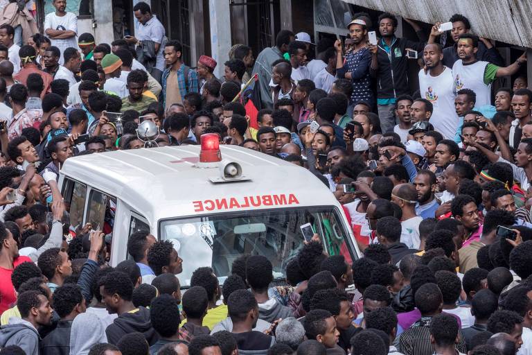 Etíopes  cercam ambulância na praça Meskel após explosão em comício deixar un morto e 150 feridos 