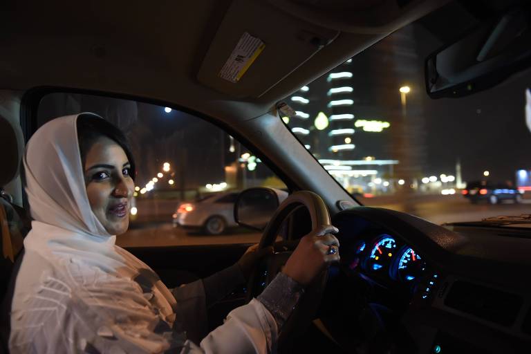 Arábia Saudita tem primeiro rali só para mulheres, proibidas de dirigir até 2017