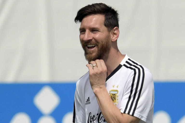 O atacante argentino Lionel Messi  participa de treinamento em Bronnitsy, no dia em que completa 31 anos