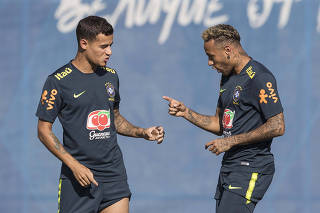 Copa Russa 2018. Philippe Coutinho e Neymar brincam no  inicio do treino dos jogadores  Selecao Brasileira  no  campo de treinamento em Sochi