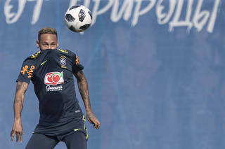 Copa Russa 2018. Neymar se aquece no inicio do treino dos jogadores  Selecao Brasileira  no  campo de treinamento em Sochi