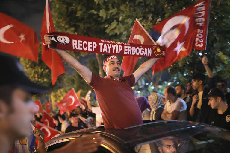 Apoiadores do presidente Recep Tayyip Erdogan exibe faixa com o nome do presidente no alto de um carro