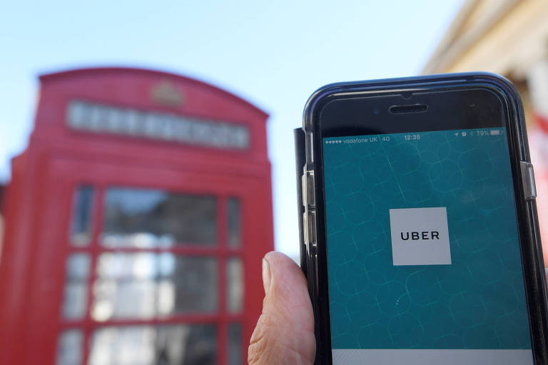 Aplicativo da Uber com típico telefone vermelho de Londres ao fundo
