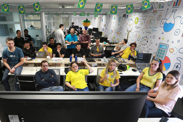 Funcionários assistem juntos aos jogo do Brasil na empresa de tecnologia Semantix