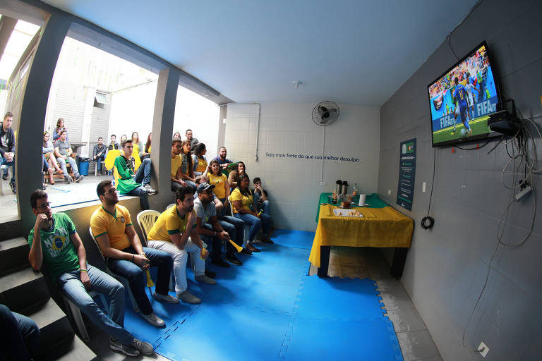 Equipe da UnitFour assiste junta a jogo do Brasil