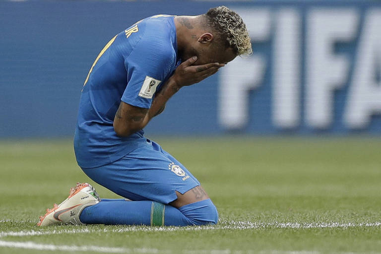 Neymar chora após o jogo entre Brasil e Costa Rica pela Copa do Mundo