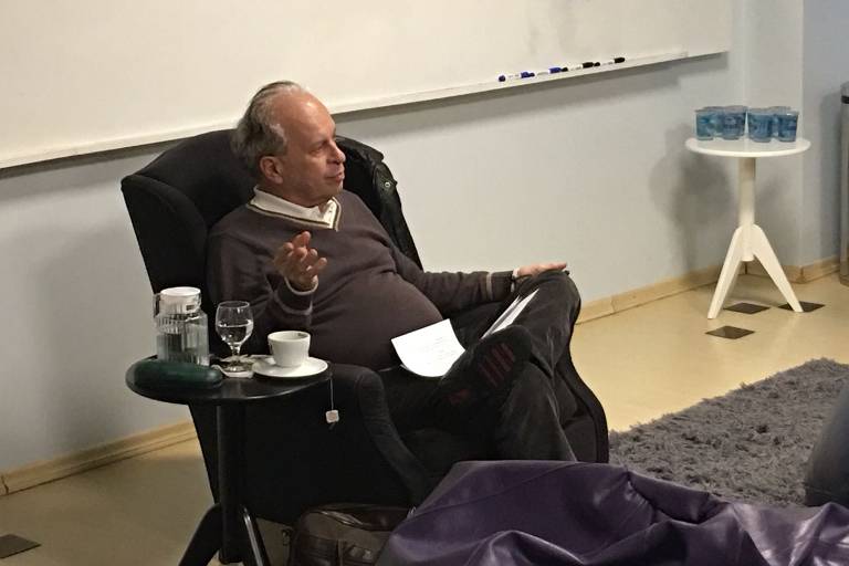 Inspirado no filósofo e professor Merlí, da série ficcional disponível na Netflix, o ex-ministro da Educação Renato Janine Ribeiro ministra curso de filosofia na Casa do Saber