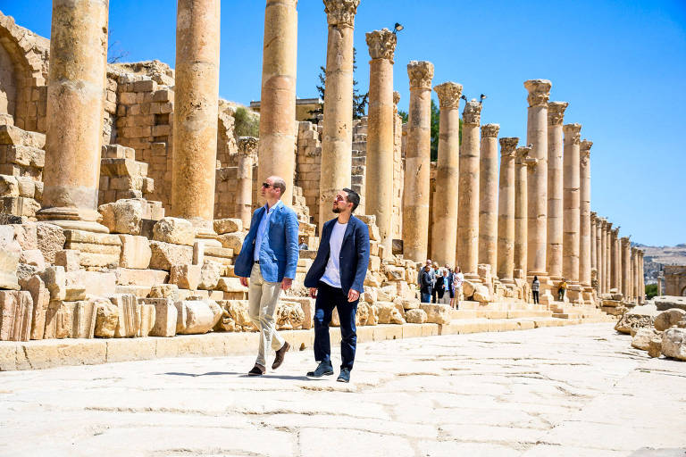 Príncipe William caminha com o príncipe herdeiro da Jordânia, Hussein, em Jerash, na Jordânia 