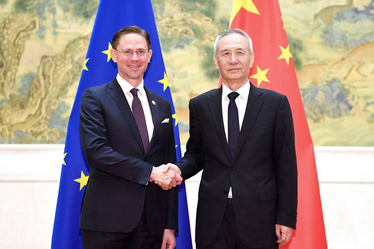 Vice-primeiro-ministro chinês Liu He e vice-presidente da Comissão Europeia, Jyrki Katainen, em Pequim