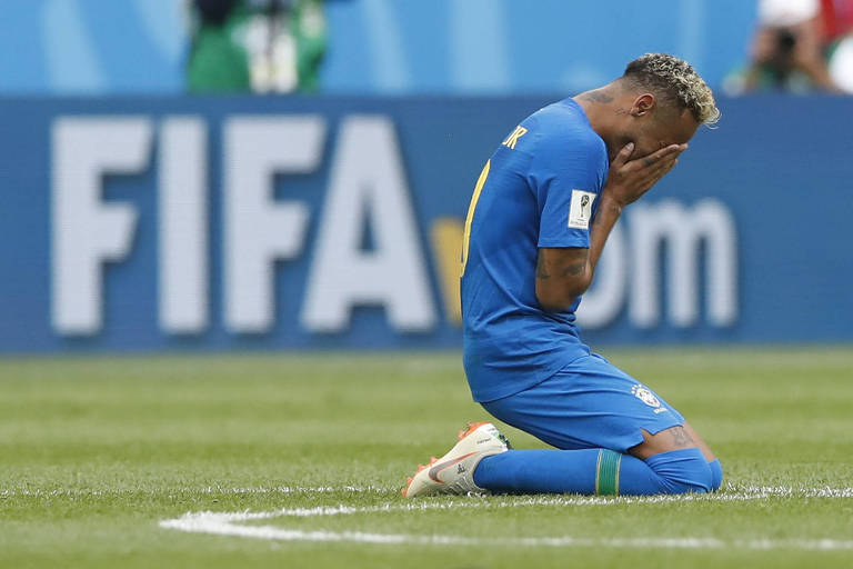 Neymar se ajoelha e leva as mãos ao rosto após o fim do jogo contra a Costa Rica, no Estádio São Petersburgo