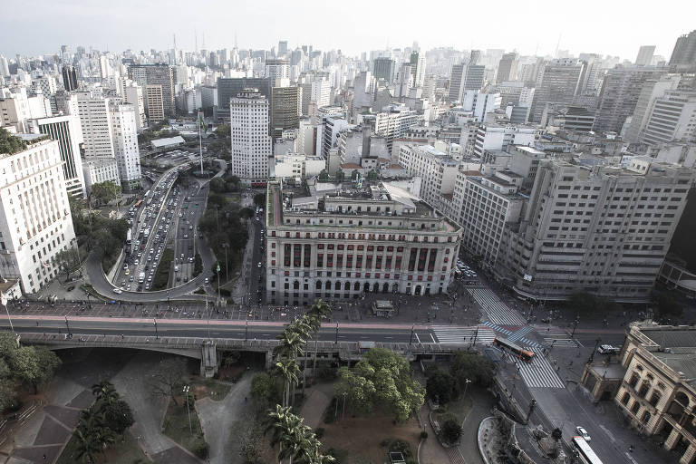 Vista do vale do Anhangaba com o shopping Light ao centro