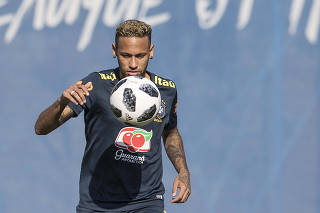 Copa Russa 2018. Neymar se aquece no inicio do treino dos jogadores  Selecao Brasileira  no  campo de treinamento em Sochi