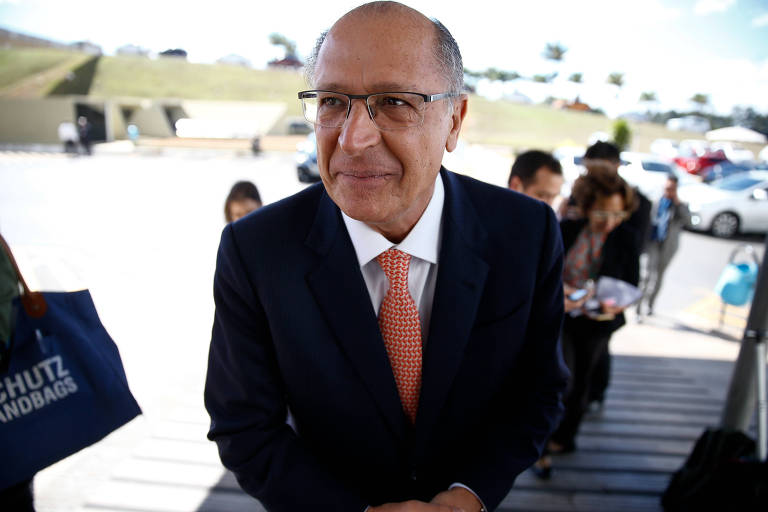 O pré-candidato do PSDB à Presidência, Geraldo Alckmin, chega ao Senado para almocar com o senador Tasso Jereissati, no dia 20 deste mês 
