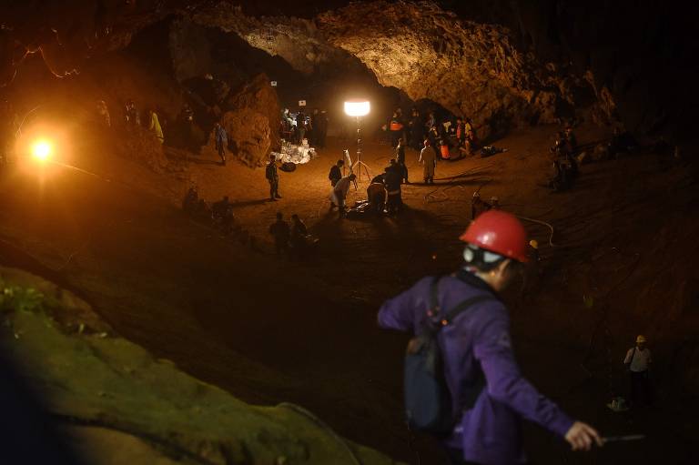 Equipes de resgate participam da busca na caverna de Tham Luang, na Tailândia 