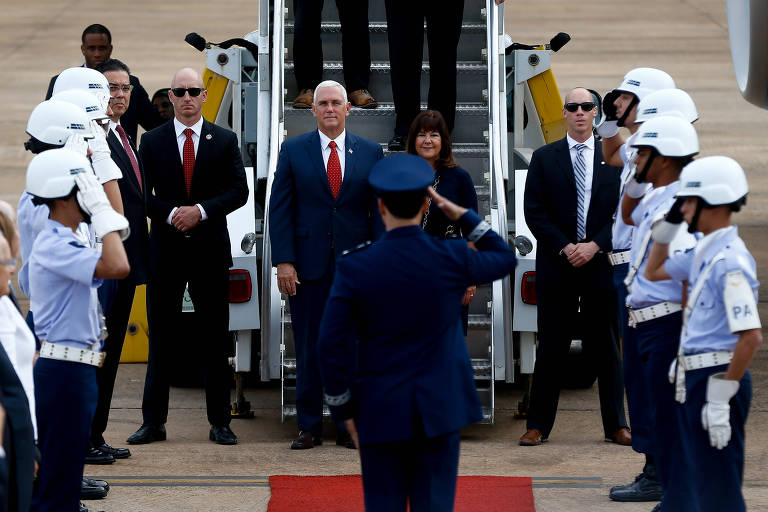 O vice-presidente americano Mike Pence, acompanhado de sua esposa Karen, desembarca em Brasília