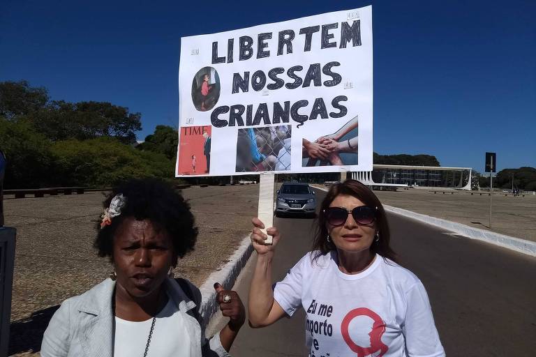 Mulheres protestam em frente ao Palácio do Planalto durante a visita de Mike Pence 