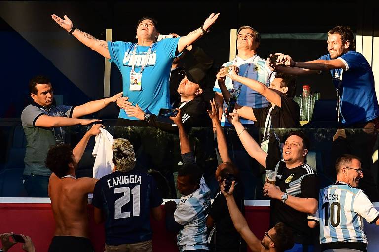 Maradona idolatrado por torcedores nas arquibancadas da Copa da Rússia, em 2018