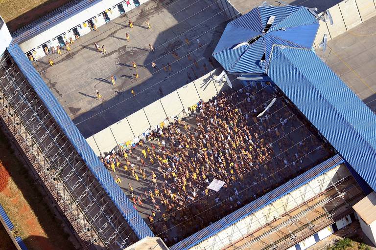 Imagem aérea dos 1.600 presos confinados em uma área superlotada do presídio de Araraquara (SP), em rebelião em 2006