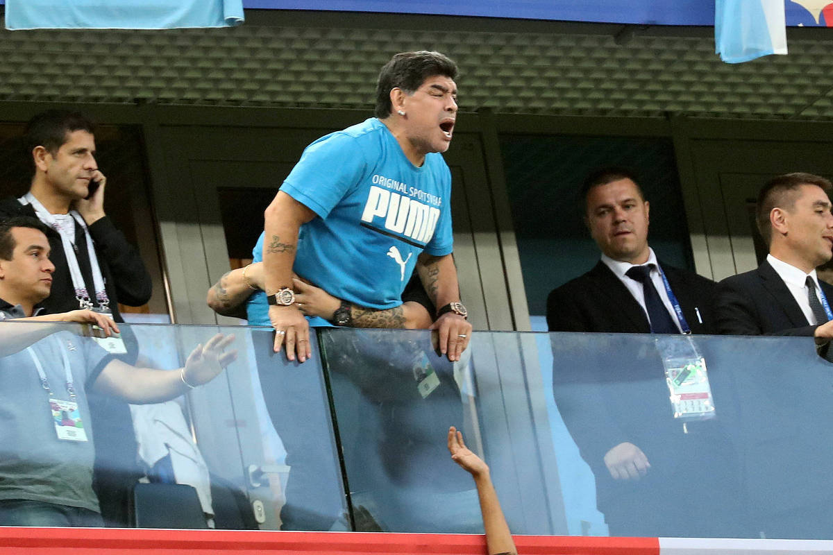 Maradona passa mal após classificação da Argentina na Copa do