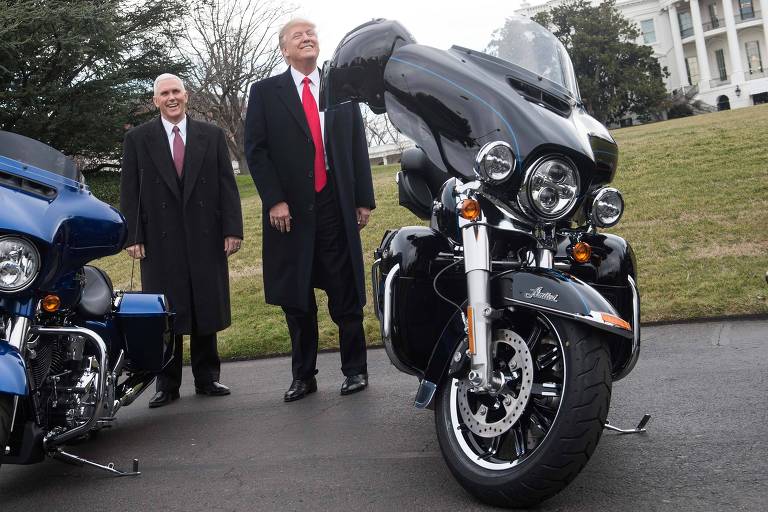 Trump e Pence aparecem de sobretudo entre duas motos da Harley-Davidson: uma preta à direita e uma azul à esquerda