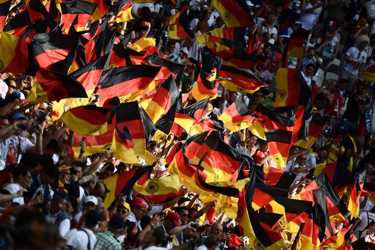 Torcedores agitam bandeiras da Alemanha na Arena Kazan
