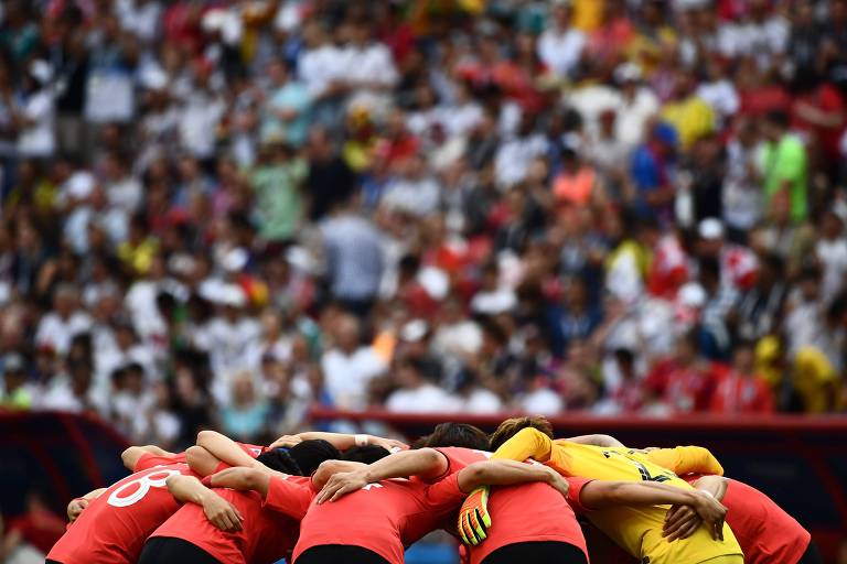 Jogadores da Coreia do Sul se reúnem antes da partida contra a Alemanha, na Arena Kazan