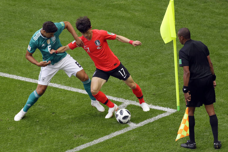 Khedira disputa a bola com o sul-coreano Lee Jae-sung