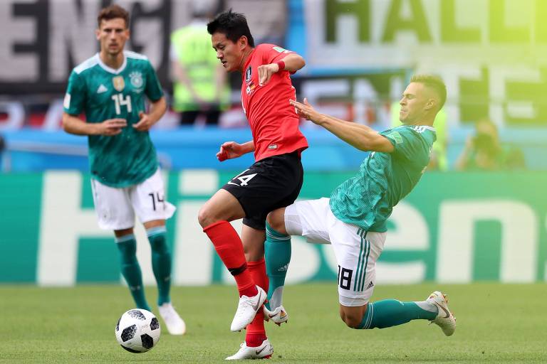 O zagueiro alemão Kimmich em lance com o defensor Hong Chul