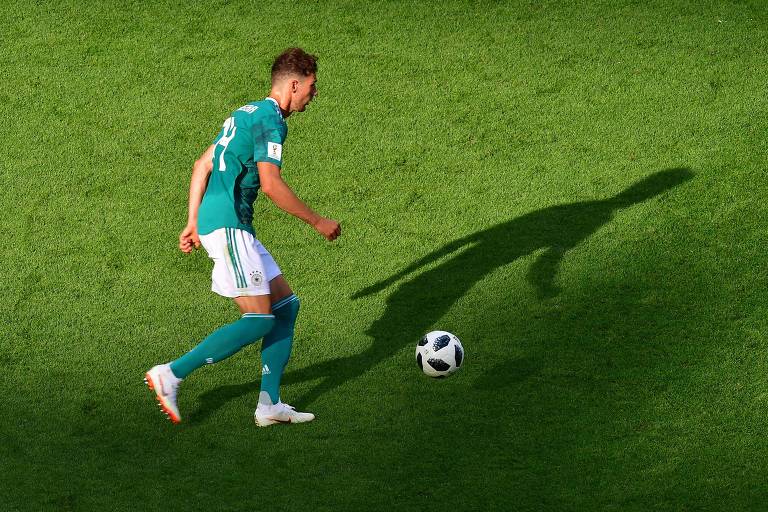 Meio-campista alemão Leon Goretzka em lance no jogo contra a Coreia do Sul