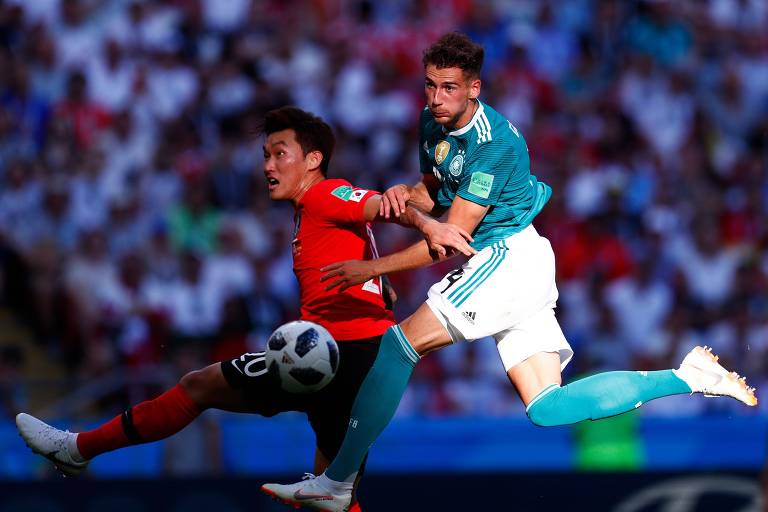 Disputa de bola entre o alemão Leon Goretzka e o sul-coreano Jang Hyun-soo