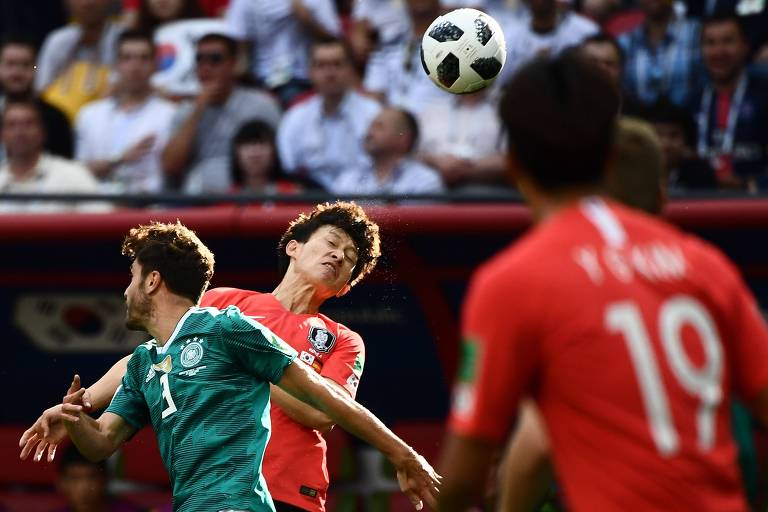 Dividida de bola entre Jonas Hector e Lee Jae-sung