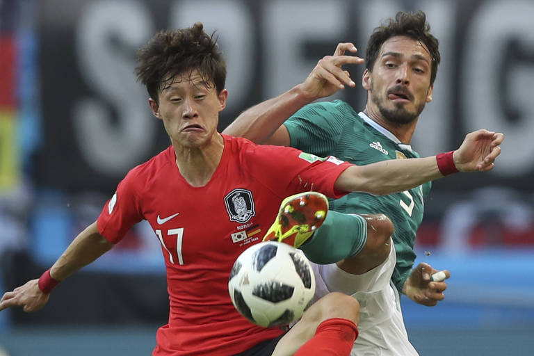 Lee Jae-sung, da Coréia do Sul, e Mats Hummels, da Alemanha, em disputa de bola