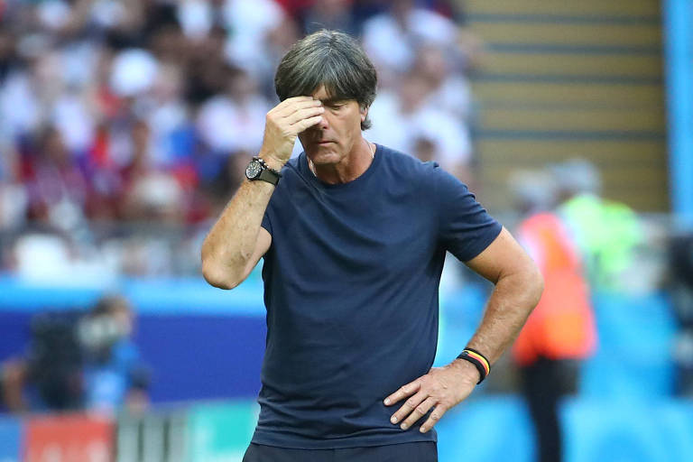 O treinador Joachim Low abatido depois do gol da Coreia do Sul